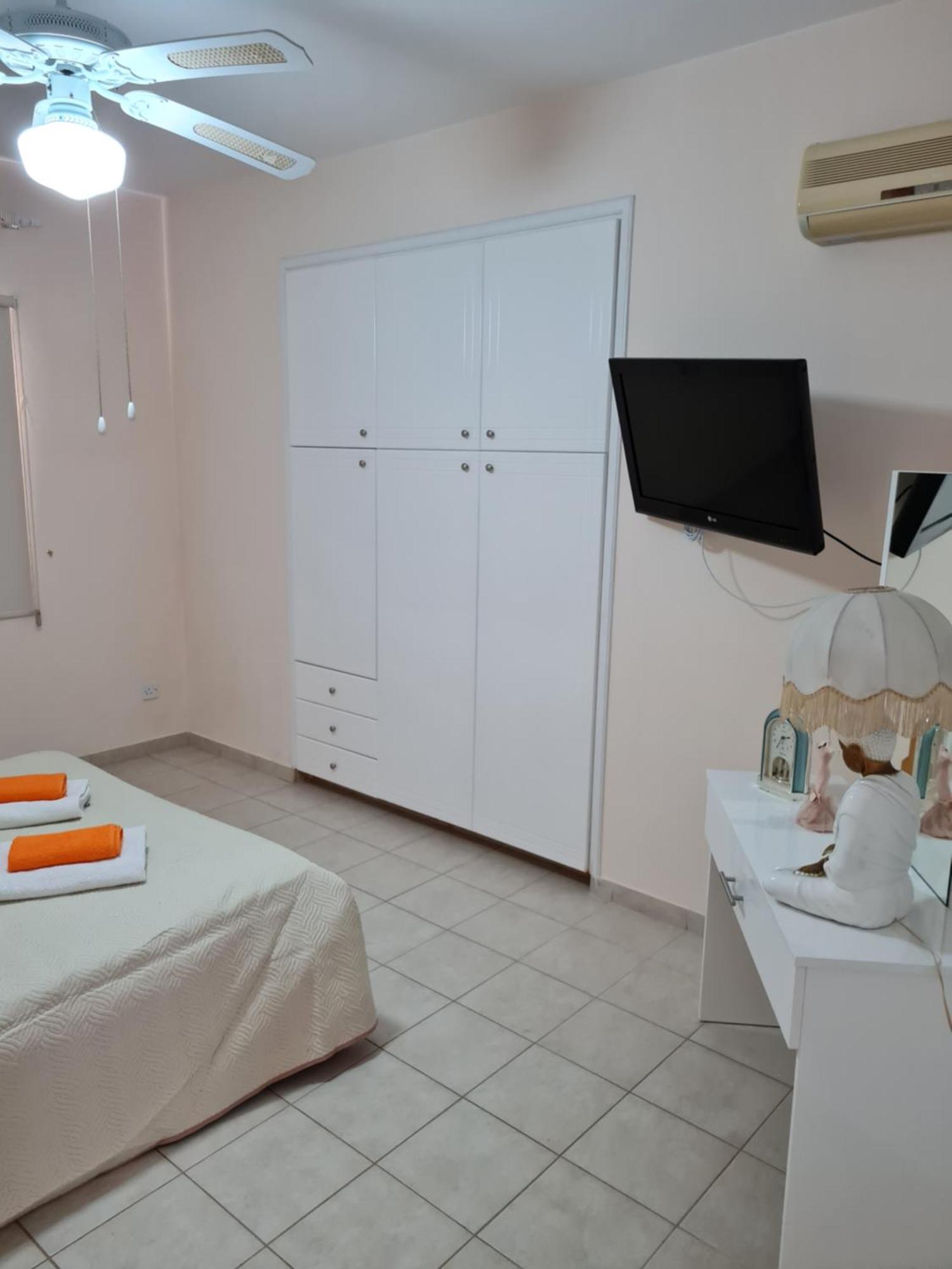 Michaela'S Apartment Пафос Екстериор снимка